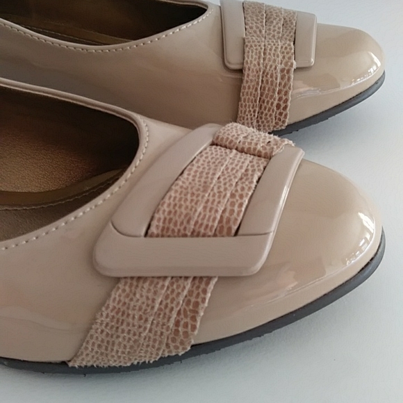 Soft Style Pleated Closed Toe Pumps Heels Shoes 7.5M Tan - Picture 2 of 16